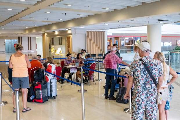 Россияне массово застряли на Бали из-за закрытия аэропорта Дубая