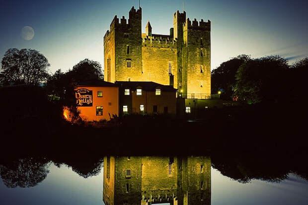 http://irelandru.com/wp-content/uploads/2013/02/Bunratty-Castle-Clare.jpg