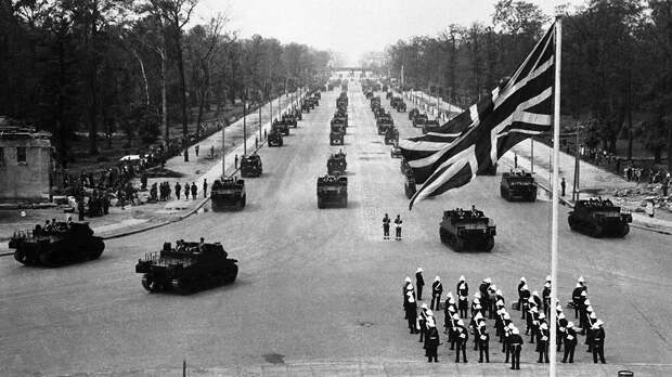 Британские военные во время парада в Берлине. 13 июля 1945 Британские военные во время парада в Берлине. 13 июля 1945 - РИА Новости, 1920, 03.05.2021