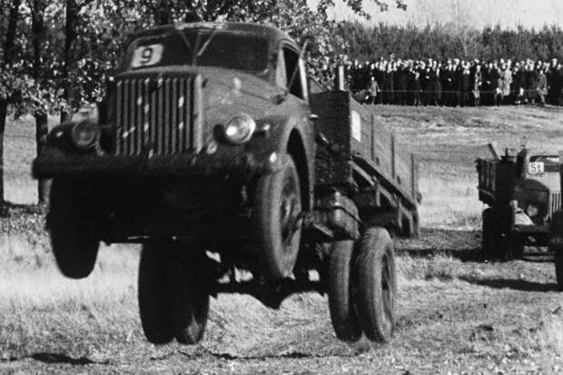 Как во времена СССР государство испытывало грузовые авто. Видео