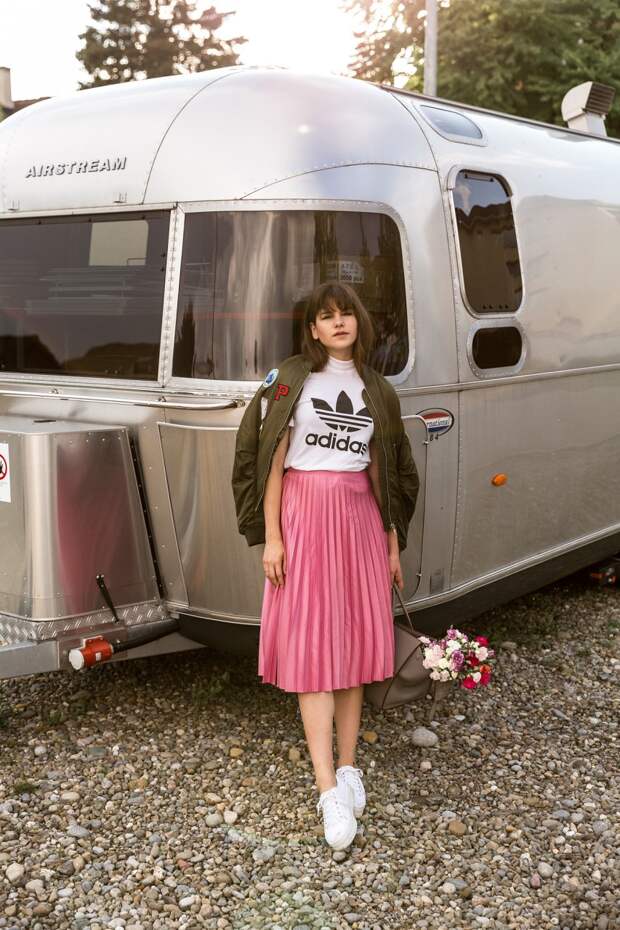 The-Fashion-Faction-Pink-Pleats-Skirt-Flatforms-Celine-Tie-Bag-Fendi-Monster-Mini-Baguette-Adidas-Original-Turtleneck-Top-Patch-Bomber-Jacket-Outfit-Inspiration-Swiss-Blogger-2