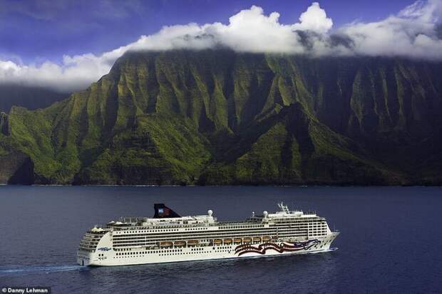 19. Потрясающий вид на побережье Напали острова Кауаи на Гавайях и судно компании Norwegian Cruise Line, "Pride of America" ("Гордость Америки") красиво, красивые места, круиз, круизы, мир, паром, путешествия, фото