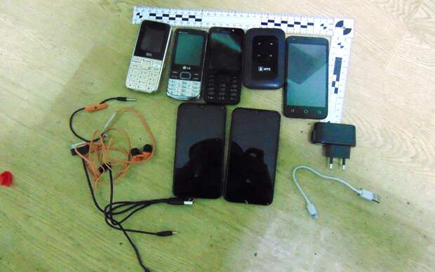 В Милославском районе осуждённым пытались перебросить 6 мобильных и роутер через забор колонии