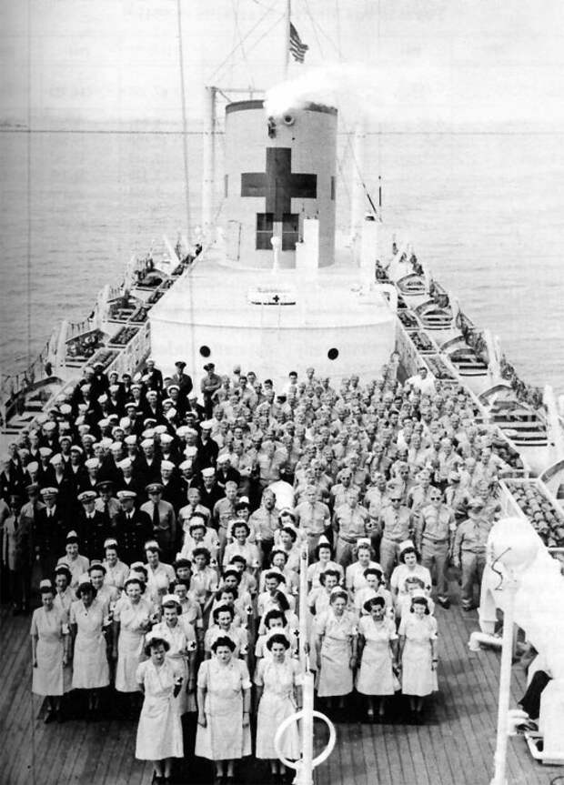 10 - US hospital ship with it039s crew