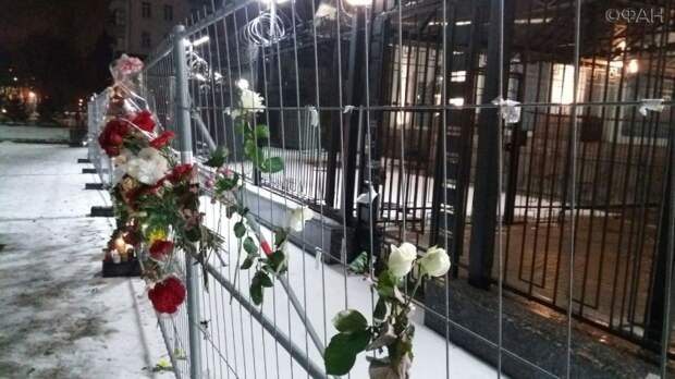 Киевляне ответили своей ТВ-пропаганде: к посольству России в Киеве понесли цветы