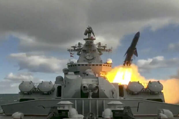 Всплыла и подняла флаг