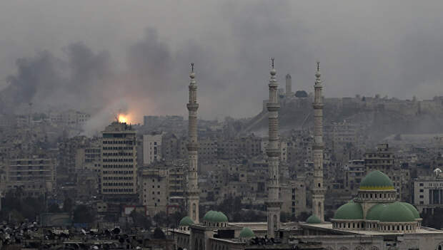 Дым от взрывов над Алеппо, Сирия. Архивное фото