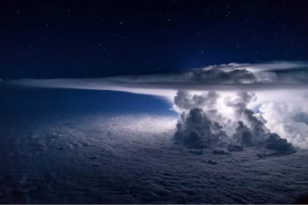 5. Ночная гроза над Тихим океаном с высоты 11 километров вокруг света, интересное, фото