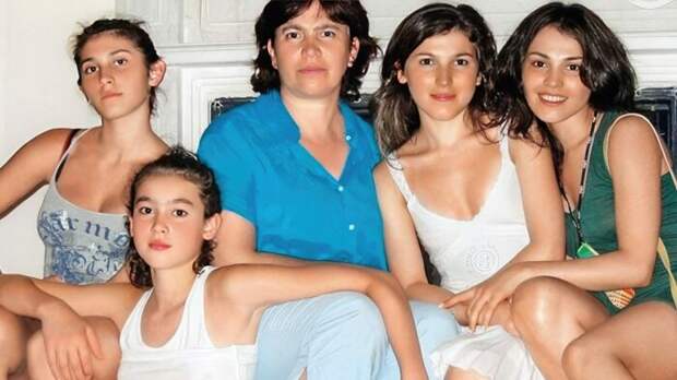 Сати Казанова с мамой и сёстрами. Сати Казанова с мамой и сёстрами.