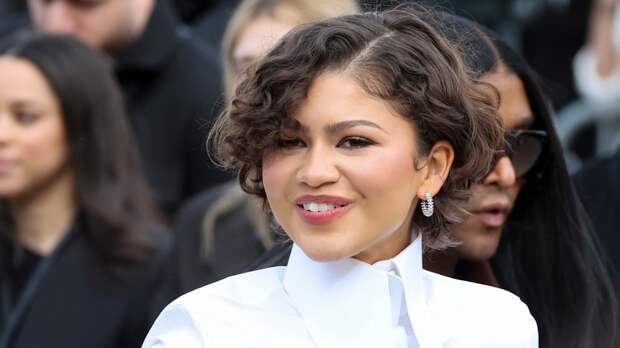 Зендея очаровала фанатов появлением на шоу в полупрозрачном платье