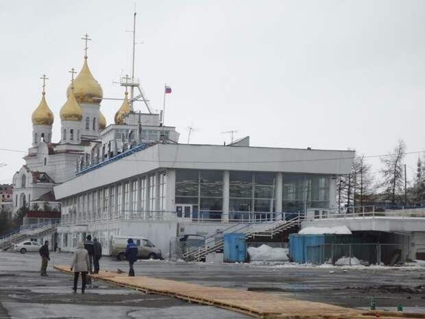 В Архангельске разбитый асфальт застелили паркетом архангельск, асфальт, паркет