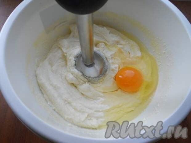 Добавить яйцо и растительное масло, еще раз взбить блендером. Также добавить соду и перемешать ложкой.