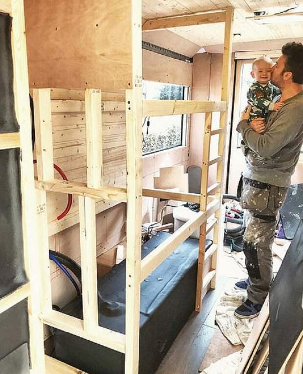 Необычный образ жизни: супруги купили старый автобус и переделали его в дом, чтобы путешествовать на нем со своим маленьким сыном