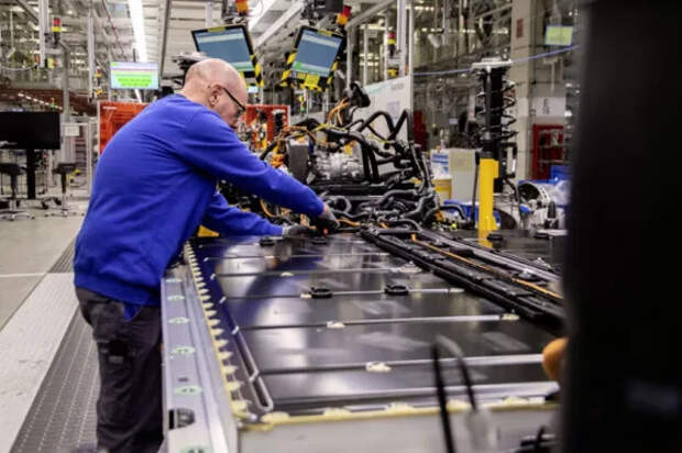 Volkswagen отложила строительство заводов по производству аккумуляторов для своих электромобилей