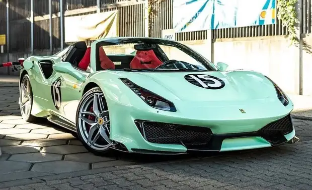 Ferrari 488 Pista Spider посвятили спорткару Стирлинга Мосса