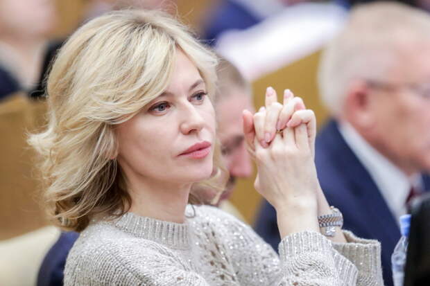 Депутат Стенякина заявила, что сотрудники со сдельной оплатой могут в мае получить зарплату меньше обычного