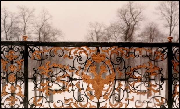 Двуглавый орёл на балконе в Екатерининском дворце. СССР, Ленинград, 1985 год.