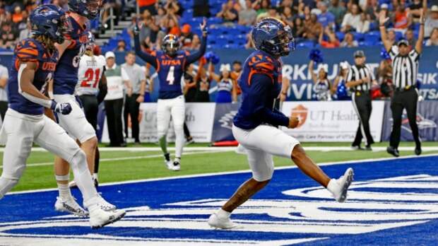 Frank Harris celebrating a UTSA touchdown