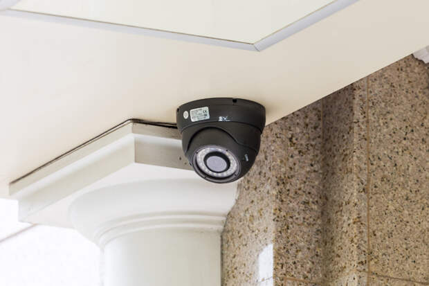 Замдиректора новосибирской школы привлекли к ответственности за камеры в туалете