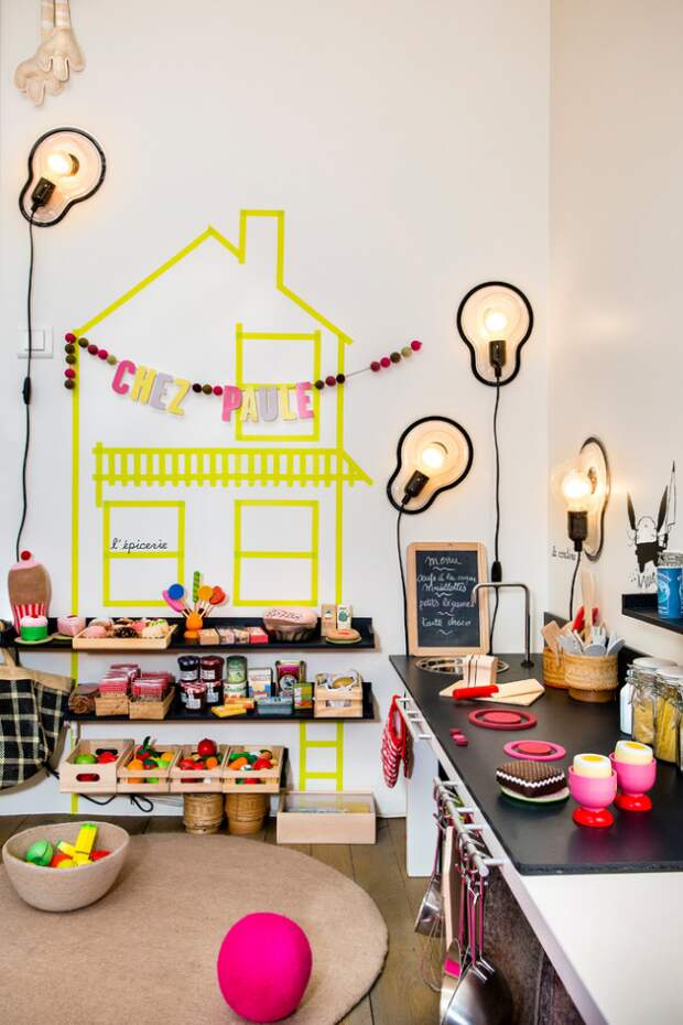 Декор комнаты своими руками: детская кухня, стены которой декорированы с помощью наклеек, гирлянд и оригинальных настенных светильников. Такое пространство для своего ребенка может создать любой взрослый.