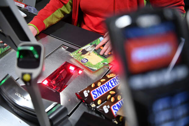 Юрист Саблин: россияне могут требовать продать товар по ценнику, если на кассе цена другая