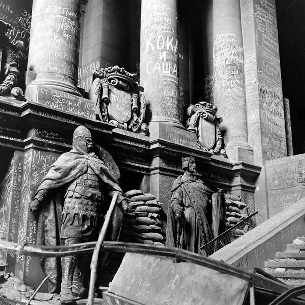 Неизвестные фотографии бункера Гитлера, сделанные в апреле 1945-го