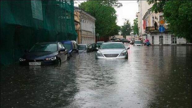 Рекордный дождь в Москве затопил 45 улиц