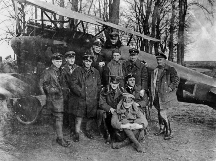 743664_Bundesarchiv_Bild_18320040430501_Jagdstaffel_11_Manfred_v__Richthofen (700x520, 220Kb)