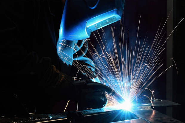 Самыми востребованными в России в 2026 году будут сварщики и электрики