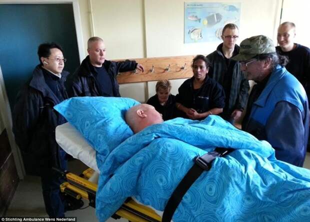 поцелуй жирафа, жираф целует умирающего работника зоопарка