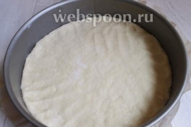 Форму 26 см застелить бумагой. Тесто раскатаем и выкладываем его в форму.