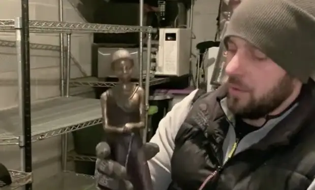 Купили за бесценок старый контейнер. Проверили на всякий случай и нашли золотой схрон