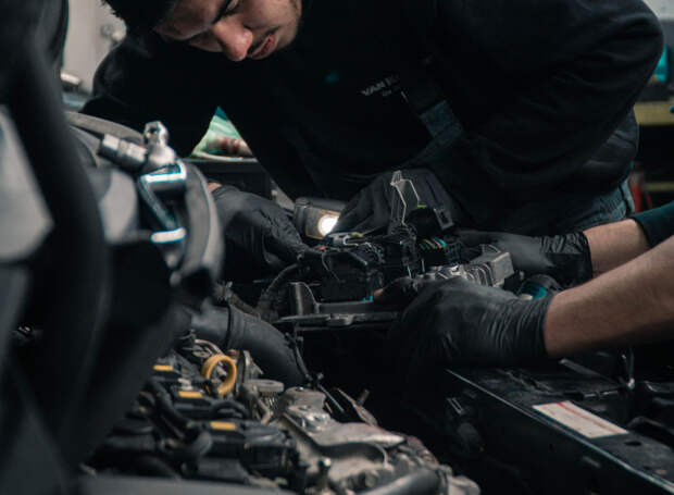 В Краснодаре автомастер угнал иномарку клиентки: сел пьяным за руль и влетел в дерево