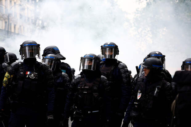 В Париже радикалы black bloc начали бить витрины кафе и поджигать баки