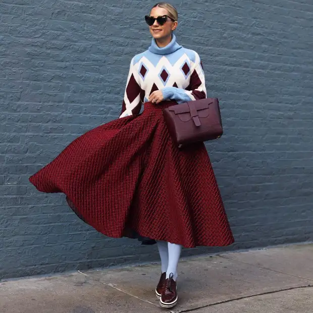 Бордовая юбка: 12 роскошных примеров для создания королевского образа