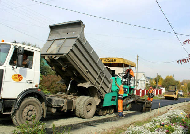 Ремонт дороги в поселке Казенная Заимка / Фото: barnaul.org
