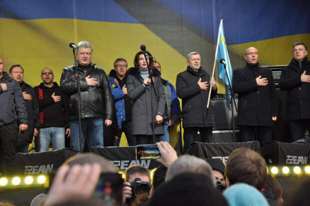 В Киеве Порошенко закидали яйцами 