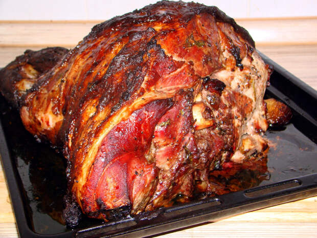 Запеченная свиная рулька в духовке