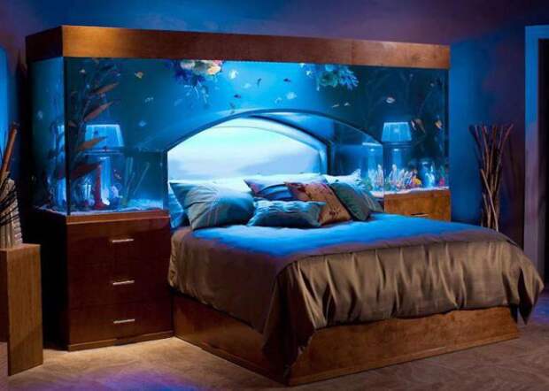 Спальная кровать с роскошным встроенным аквариумом.
