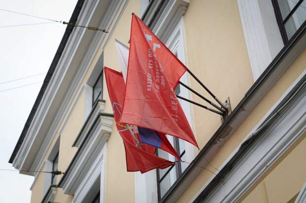 На здании отделения «Единой России» в Петербурге появилось Знамя Победы