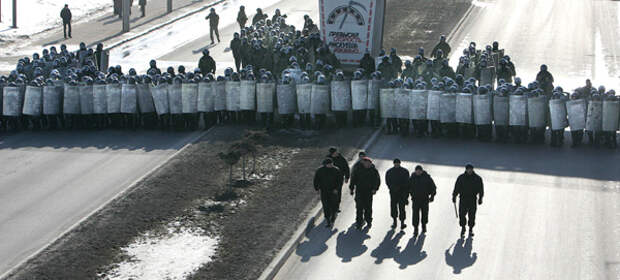 Белорусский спецназ готовится к разгону митинга оппозиции, 25 марта 2006 года. Фото: Виктор Драчев / AFP / East News