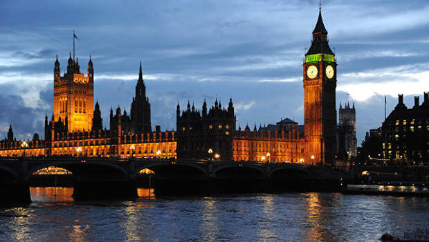Вид на Вестминстерский дворец и Часовую башню с часами Биг-Бен в Лондоне. Архивное фото