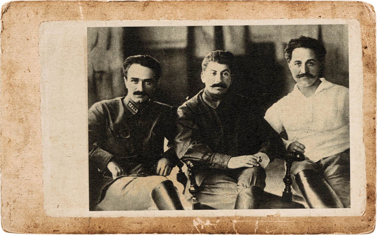 Слева направо: А. И. Микоян, И. В. Сталин, Г. К. Орджоникидзе (Тифлис, 1925 год). Коллаж © L!FE Фото: © Wikipedia.org