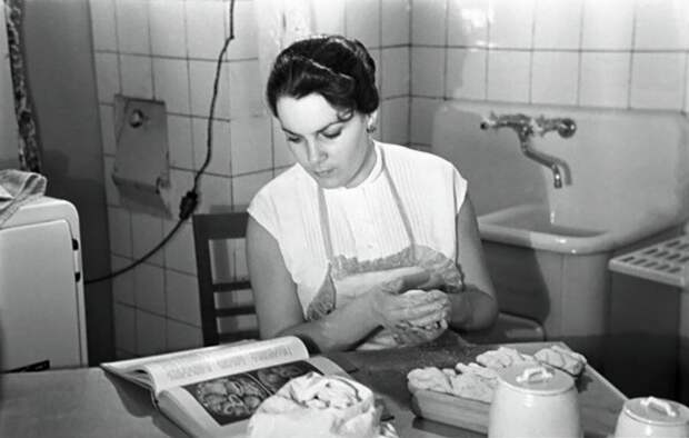 Какие были кухни у советских артистов: рассматриваю детали на старых фотографиях