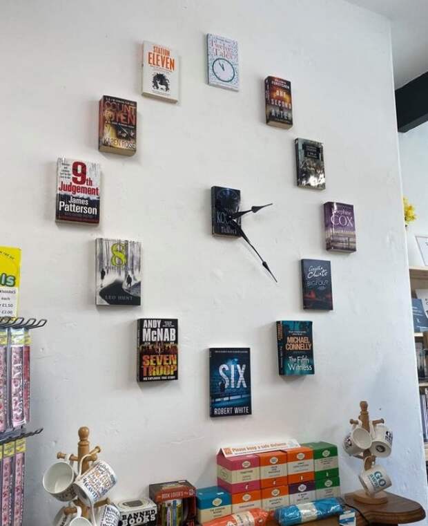 Часы сделаны из книг с нужными цифрами на обложках