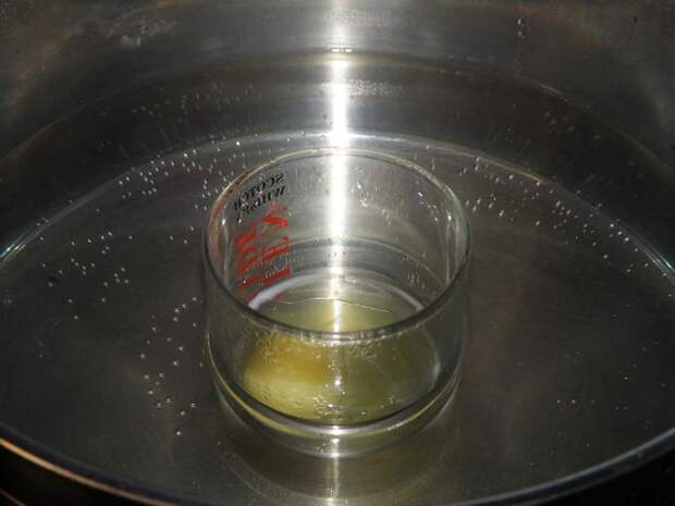Опускаем стакан в закипающюю воду. пошаговое фото этапа приготовления яйца-пашот для бутербродов