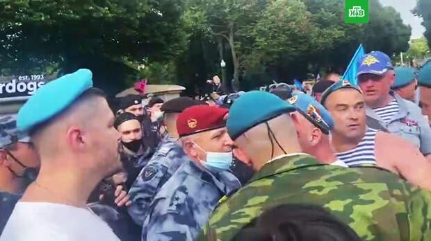 Десантников в Парке Горького призвали к достойному поведению: видео