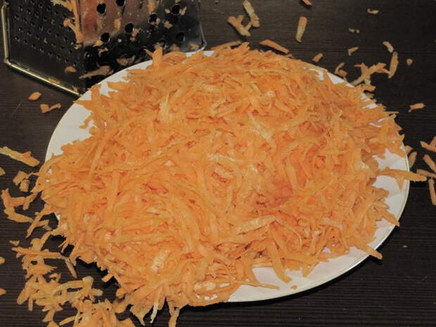 Натереть морковь на крупной терке. пошаговое фото этапа приготовления салата с кириешками