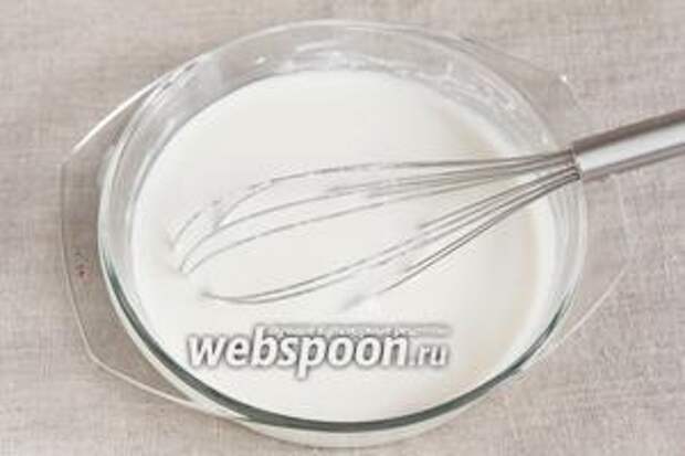 В посуде для микроволновой печи, просеянную пшеничную муку (4 ст. л.) развести молоком (500 мл).