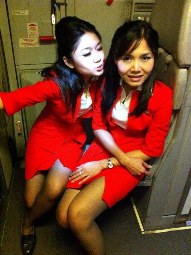 Чересчур сексапильные стюардессы оскорбили своим видом пассажирку airasia, ynews, авиалинии, новости, самолет, сексапильность, стюардесса, форма
